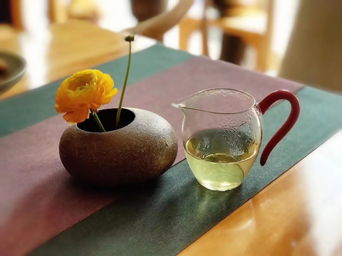 喝茶养生，尿液黄现象背后的秘密