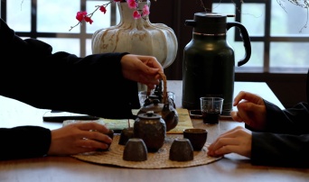 喝茶养生，尿液黄现象背后的秘密